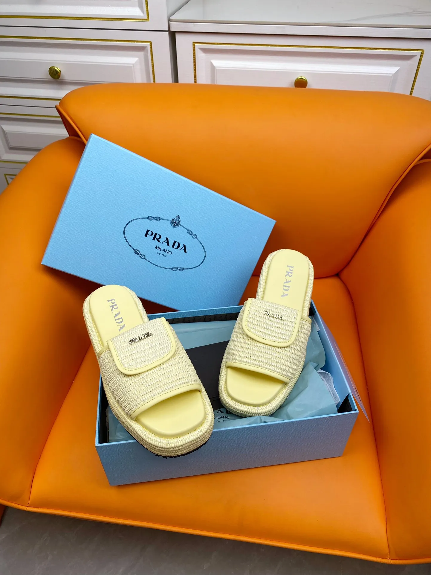 👟👟Ex-factory price 520👟👟 PRADA 2024ss raffia woven slippers This year's popular straw series, lazy people's must-have slippers are so good-looking on the feet. The whole pair of shoes is light, comfortable and bright colors meet the various choices of fashionable people of different styles! Original custom-made raffia Sheepskin lining 1:1 open mold outsole Size number: 35-39 (40 customizations are not returnable)